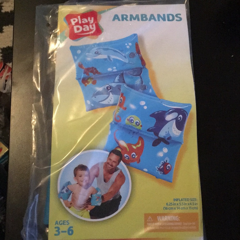 Armbands  Inflated size age 3-6 years old.